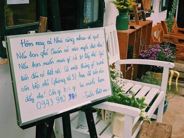 Quán của Thời Thanh Xuân nằm trên đường Triệu Việt Vương, Đà Lạt. Vẻ ngoài của quán không có nhiều nổi bật so với các điểm đến đang hot ở Đà Lạt hiện nay. Tuy nhiên, nơi đây được nhiều du khách lựa chọn làm điểm đến bởi những câu chuyện xung quanh nó. Quán của Thời Thanh Xuân nằm trên đường Triệu Việt Vương, Đà Lạt. Vẻ ngoài của quán không có nhiều nổi bật so với các điểm đến đang hot ở Đà Lạt hiện nay. Tuy nhiên, nơi đây được nhiều du khách lựa chọn làm điểm đến bởi những câu chuyện xung quanh nó.