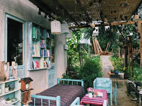Trước đây, dự án được thành lập với tên gọi "Nhà của Thời thanh xuân" (homestay), nơi khách có thể xin nghỉ trọ và cùng tham gia các hoạt động vì cộng đồng. Không ít khách nước ngoài ghé Nhà, tự tay cắt bánh xà phòng và giao lưu cùng các bạn câm điếc của dự án. Hiện homestay chỉ phục vụ làm nơi sinh hoạt cho các bạn câm điếc, không còn nhận khách như trước. Trước đây, dự án được thành lập với tên gọi "Nhà của Thời thanh xuân" (homestay), nơi khách có thể xin nghỉ trọ và cùng tham gia các hoạt động vì cộng đồng. Không ít khách nước ngoài ghé Nhà, tự tay cắt bánh xà phòng và giao lưu cùng các bạn câm điếc của dự án. Hiện homestay chỉ phục vụ làm nơi sinh hoạt cho các bạn câm điếc, không còn nhận khách như trước.