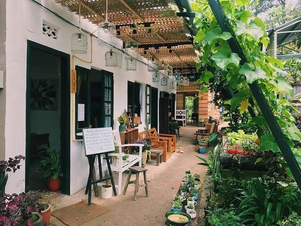 Những góc ngồi đậm chất "vintage" của quán được nhiều bạn trẻ tìm đến check-in. Điều cần lưu ý là không đùa, nói lớn tiếng tại quán. Đại diện quán trà cho biết quán mới mở được 2 tháng, mục tiêu hàng đầu là rèn luyện kỹ năng cho các bạn điếc. Những góc ngồi đậm chất "vintage" của quán được nhiều bạn trẻ tìm đến check-in. Điều cần lưu ý là không đùa, nói lớn tiếng tại quán. Đại diện quán trà cho biết quán mới mở được 2 tháng, mục tiêu hàng đầu là rèn luyện kỹ năng cho các bạn điếc.