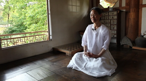 Bà Hong Yongchee - chủ nhân của trà quán Seon Byeong-guk chính là một trong những điều tuyệt vời nhất nơi đây.