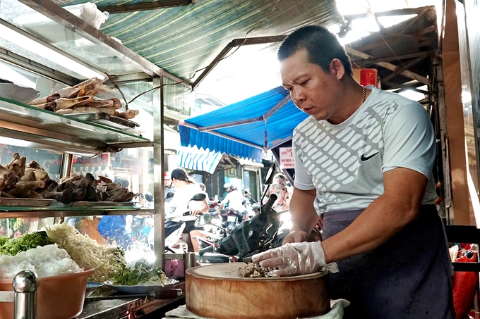 Nằm trong sâu trong một con hẻm trên đường Xóm Chiếu, quận 4, quán cháo do cô Hợp mở từ cuối những năm 90 của thế kỷ trước. Tiếp quản quán của mẹ được 3 năm, anh Quyền (31 tuổi, chủ hiện tại) cho hay trước giờ gia đình chỉ bán đúng một chỗ. "Lúc mới mở, mẹ tôi chỉ kê bàn ghế thấp bán trước cửa nhà, thời đó hẻm cũng chưa đông đúc như bây giờ. Các công thức nấu nướng đều được mẹ chỉ dạy lại", anh Quyền chia sẻ. Nằm trong sâu trong một con hẻm trên đường Xóm Chiếu, quận 4, quán cháo do cô Hợp mở từ cuối những năm 90 của thế kỷ trước. Tiếp quản quán của mẹ được 3 năm, anh Quyền (31 tuổi, chủ hiện tại) cho hay trước giờ gia đình chỉ bán đúng một chỗ. "Lúc mới mở, mẹ tôi chỉ kê bàn ghế thấp bán trước cửa nhà, thời đó hẻm cũng chưa đông đúc như bây giờ. Các công thức nấu nướng đều được mẹ chỉ dạy lại", anh Quyền chia sẻ.