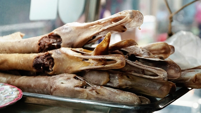 Mỗi ngày, quán tiêu thụ ít nhất 12 con vịt. Mối từ Long An giao vịt cho quán vào giữa trưa nên các bước làm vịt bắt đầu muộn nhất. Mỗi ngày, quán tiêu thụ ít nhất 12 con vịt. Mối từ Long An giao vịt cho quán vào giữa trưa nên các bước làm vịt bắt đầu muộn nhất.