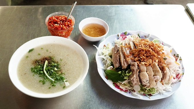 Thực đơn của quán có 2 món bún và cháo nhưng cháo vịt được khách ưa chuộng hơn hẳn. Bạn có thể gọi tô cháo thịt vịt giá 30.000 đồng hoặc suất cháo trắng ăn kèm đĩa gỏi vịt với bắp cải trộn, giá 62.000 đồng. Thực đơn của quán có 2 món bún và cháo nhưng cháo vịt được khách ưa chuộng hơn hẳn. Bạn có thể gọi tô cháo thịt vịt giá 30.000 đồng hoặc suất cháo trắng ăn kèm đĩa gỏi vịt với bắp cải trộn, giá 62.000 đồng.