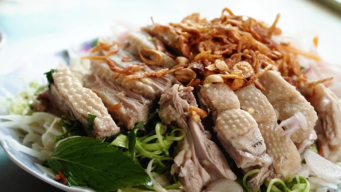 Bắp cải kèm một số loại rau sống như bắp chuối, rau muống được rửa sạch, bào mỏng rồi trộn chua để bớt vị hăng. Thịt được chặt miếng vừa ăn sau đó xếp bên trên, rắc lên cùng là ít hành phi. Các công đoạn diễn ra trước mắt bạn. Người không thích cầu kỳ có thể chan mắm gừng trực tiếp lên đĩa gỏi rồi trộn đều hoặc ăn tới đâu chấm tới đó. Bắp cải kèm một số loại rau sống như bắp chuối, rau muống được rửa sạch, bào mỏng rồi trộn chua để bớt vị hăng. Thịt được chặt miếng vừa ăn sau đó xếp bên trên, rắc lên cùng là ít hành phi. Các công đoạn diễn ra trước mắt bạn. Người không thích cầu kỳ có thể chan mắm gừng trực tiếp lên đĩa gỏi rồi trộn đều hoặc ăn tới đâu chấm tới đó.