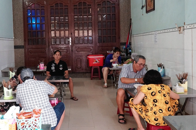 Bếp núc nằm gọn ở một góc nhà. Quán có không gian thoáng, mở cửa từ 3h30 chiều đến khoảng 9h tối. Khách ngồi ăn thoải mái trên bàn ghế thấp. Quán toạ lạc trong hẻm nên giờ đông khách tầm khoảng 5h chiều, bạn sẽ hơi vất vả để dắt xe. Bãi giữ xe có người trông nằm trước quán. Bếp núc nằm gọn ở một góc nhà. Quán có không gian thoáng, mở cửa từ 3h30 chiều đến khoảng 9h tối. Khách ngồi ăn thoải mái trên bàn ghế thấp. Quán toạ lạc trong hẻm nên giờ đông khách tầm khoảng 5h chiều, bạn sẽ hơi vất vả để dắt xe. Bãi giữ xe có người trông nằm trước quán.