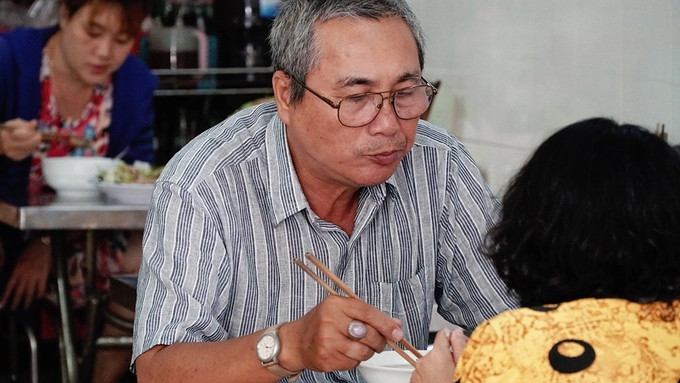 Là khách quen ở quán đã chục năm nay, chú Tuấn (ngụ quận 4) cho biết đây là một trong số địa chỉ yêu thích của cả gia đình. "Cháo nấu từ nước luộc vịt, ăn là biết vì ngọt tự nhiên mà không phải từ bột ngọt. Thịt vịt vừa mềm vừa dai, chấm mắm gừng rất vừa miệng", chú Tuấn nhận xét. Là khách quen ở quán đã chục năm nay, chú Tuấn (ngụ quận 4) cho biết đây là một trong số địa chỉ yêu thích của cả gia đình. "Cháo nấu từ nước luộc vịt, ăn là biết vì ngọt tự nhiên mà không phải từ bột ngọt. Thịt vịt vừa mềm vừa dai, chấm mắm gừng rất vừa miệng", chú Tuấn nhận xét.