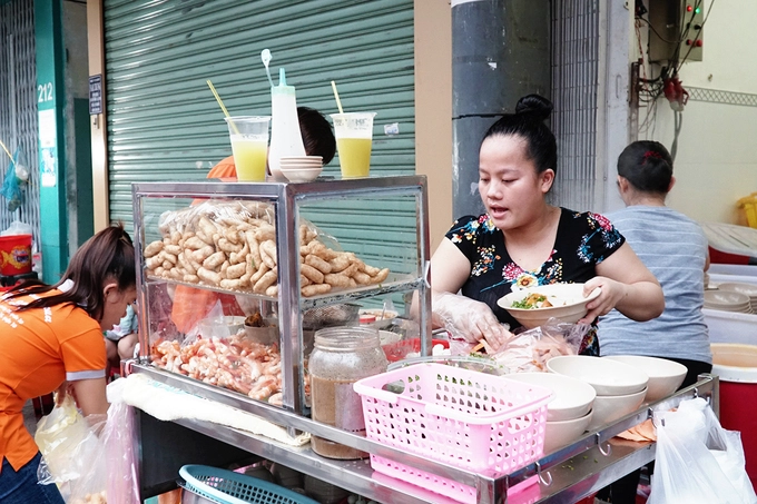 Nằm trên một con đường nhộn nhịp ở quận 10, quán Út Lệ mở cửa từ 7 năm trước, theo một nhân viên ở đây. Quán bán duy nhất món bánh canh cua. Địa chỉ này thường kín chỗ vào cuối tuần. Khách đến ăn nhiều lúc phải đợi mới có chỗ. Nằm trên một con đường nhộn nhịp ở quận 10, quán Út Lệ mở cửa từ 7 năm trước, theo một nhân viên ở đây. Quán bán duy nhất món bánh canh cua. Địa chỉ này thường kín chỗ vào cuối tuần. Khách đến ăn nhiều lúc phải đợi mới có chỗ.