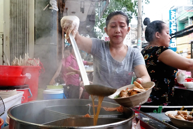 Gian bếp đặt ngay trước một căn nhà nhỏ, bày đủ thứ dụng cụ, nguyên liệu để nấu nướng. Các khâu được chia cho mỗi nhân viên để kịp phục vụ khách. Quản lý quán chia sẻ, có hôm khách đông không đủ tô để bán. "Mỗi buổi tối, trung bình chúng tôi bán gần 1.000 tô tính cả ăn tại quán và mang đi. Có hôm cuối tuần bán nhiều hơn", người này cho hay. Gian bếp đặt ngay trước một căn nhà nhỏ, bày đủ thứ dụng cụ, nguyên liệu để nấu nướng. Các khâu được chia cho mỗi nhân viên để kịp phục vụ khách. Quản lý quán chia sẻ, có hôm khách đông không đủ tô để bán. "Mỗi buổi tối, trung bình chúng tôi bán gần 1.000 tô tính cả ăn tại quán và mang đi. Có hôm cuối tuần bán nhiều hơn", người này cho hay.