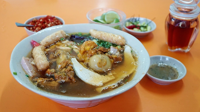 Anh Tấn (ngụ ở quận 10) cho biết, điều khiến anh quay trở lại quán nhiều lần là tô bánh canh đầy đặn. "Tuy là người miền Bắc, tôi vẫn thấy nêm nếm ở đây rất vừa vị. Đồ ăn bên trong mỗi suất ăn cũng khá nhiều, nhưng nếu cho thêm bánh canh thì sẽ tốt hơn", anh Tấn nói. Anh Tấn (ngụ ở quận 10) cho biết, điều khiến anh quay trở lại quán nhiều lần là tô bánh canh đầy đặn. "Tuy là người miền Bắc, tôi vẫn thấy nêm nếm ở đây rất vừa vị. Đồ ăn bên trong mỗi suất ăn cũng khá nhiều, nhưng nếu cho thêm bánh canh thì sẽ tốt hơn", anh Tấn nói.