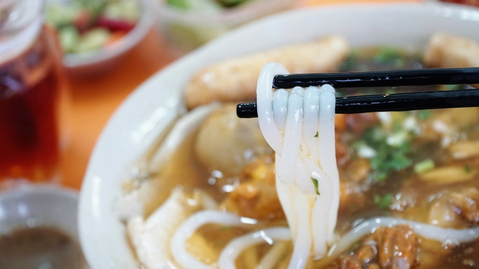 Nước dùng có độ sệt nhưng hơi nguội. Sợi bánh canh mềm và dai vừa phải. Bên trong tô có nhiều thịt cua, chắc nịch. Nước dùng có độ sệt nhưng hơi nguội. Sợi bánh canh mềm và dai vừa phải. Bên trong tô có nhiều thịt cua, chắc nịch.