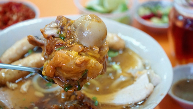 Mỗi tô bánh canh thông thường có giá 45.000 đồng. Tô đặc biệt có thêm xương, giò hoặc móng heo đắt hơn 10.000 đồng. Mỗi tô bánh canh thông thường có giá 45.000 đồng. Tô đặc biệt có thêm xương, giò hoặc móng heo đắt hơn 10.000 đồng.