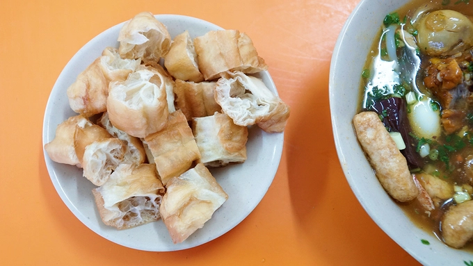 Điều khác biệt so với nhiều quán là nơi đây còn phục vụ kèm quẩy cho thực khách có nhu cầu. Theo một số thực khách, quẩy ăn kèm với bánh canh cũng không tệ. Điều khác biệt so với nhiều quán là nơi đây còn phục vụ kèm quẩy cho thực khách có nhu cầu. Theo một số thực khách, quẩy ăn kèm với bánh canh cũng không tệ.