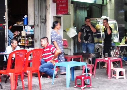 Quán phở gà trên đường Hàm Nghi (quận 1) này bán ở vỉa hè, tô miến không có gì đặc biệt nhưng có giá tới 70.000 đồng. Ảnh: Hồng Châu