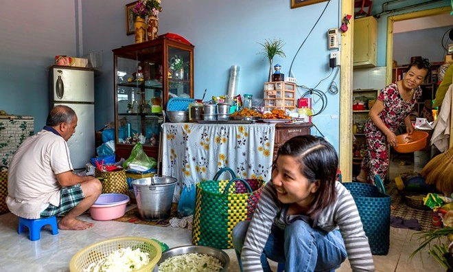 Gia đình Trang chuẩn bị nguyên liệu cho bữa trưa. Ảnh: Guardian. Gia đình Trang chuẩn bị nguyên liệu cho bữa trưa. Ảnh: Guardian.
