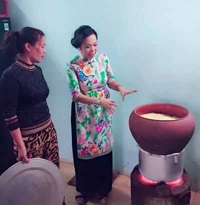 Chị Mây (bên trái) đang chia sẻ cách đồ xôi với một vị khách ở nước ngoài về Việt Nam. Chị Mây (bên trái) đang chia sẻ cách đồ xôi với một vị khách ở nước ngoài về Việt Nam.