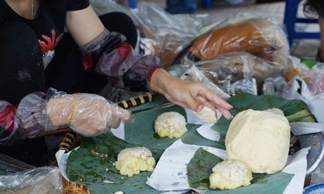 Nhiều năm làm nghề giúp chị Mây và các con gói xôi cho khách rất nhanh. Nhiều năm làm nghề giúp chị Mây và các con gói xôi cho khách rất nhanh.