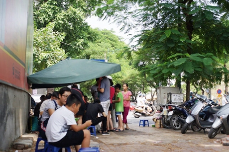 Quán luôn đông khách trong hơn ba tiếng bán hàng. Quán luôn đông khách trong hơn ba tiếng bán hàng.