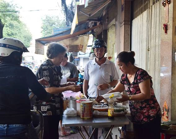 Quán đông đúc khách mua đi học và đi làm. Có người đã ăn ở đây 30 năm, nay có con nhỏ lại đến mua mỗi ngày. Một gói xôi cho học sinh giá 10.000 đồng, gói cho người lớn giá 15.000-20.000 đồng.