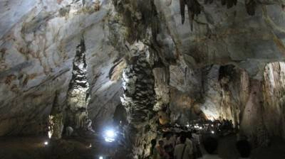 Vườn Quốc gia Phong Nha Kẻ Bàng có hơn 300 hang động, thuận lợi cho Quảng Bình phát triển du lịch. Vườn Quốc gia Phong Nha Kẻ Bàng có hơn 300 hang động, thuận lợi cho Quảng Bình phát triển du lịch.