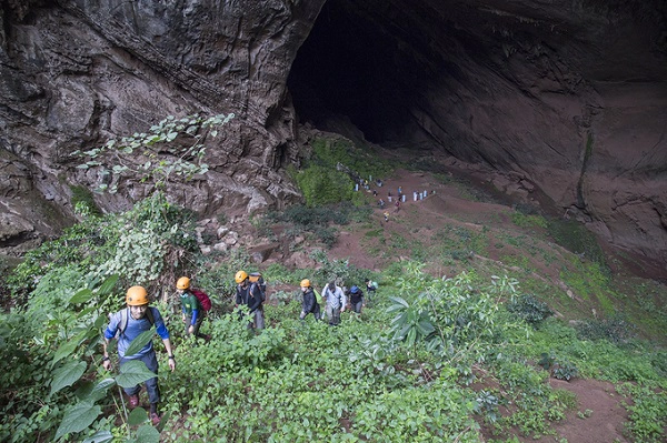 Cửa vào hang Pygmy cao và rộng khoảng 100 m, dài 845 m. Vào ban ngày, ánh sáng có thể xuyên qua hang. Cửa ra của hang cũng chính là nơi cắm trại ngủ lại vào đêm thứ 2, trong hành trình khám phá ba ngày hai đêm. Cửa vào hang Pygmy cao và rộng khoảng 100 m, dài 845 m. Vào ban ngày, ánh sáng có thể xuyên qua hang. Cửa ra của hang cũng chính là nơi cắm trại ngủ lại vào đêm thứ 2, trong hành trình khám phá ba ngày hai đêm.