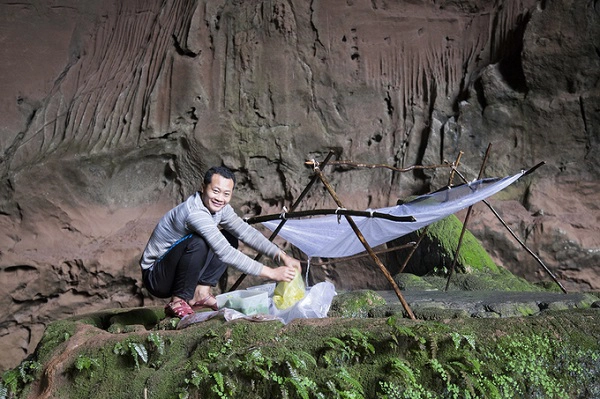 Bên trong hang Pygmy có một dòng nước chảy từ trên trần hang xuống, được sử dụng làm nước uống, nấu ăn và sinh hoạt. Bên trong hang Pygmy có một dòng nước chảy từ trên trần hang xuống, được sử dụng làm nước uống, nấu ăn và sinh hoạt.