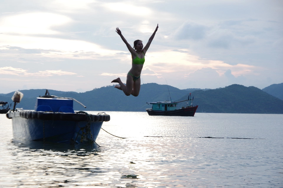 Nằm trong khu du lịch Quan Lạn - Vân Đồn (Quảng Ninh), Hòn Gội là điểm đến hoàn toàn mới và lý tưởng cho những du khách yêu thích hòa mình cùng thiên nhiên hoang sơ.