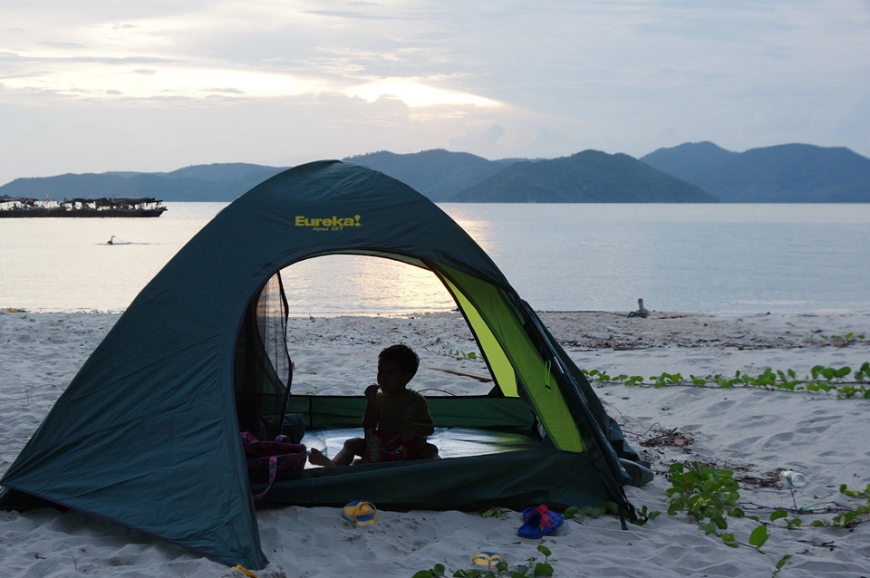Những ngày nghỉ tại Hòn Gội là dịp du khách sẽ được giao hòa hoàn toàn với thiên nhiên. Đón bình minh và hoàng hôn trên bờ cát trắng mịn chắc chắn sẽ là những giờ phút tuyệt vời nhất, tạm quên đi mọi phiền lo của cuộc sống bận rộn thường nhật.