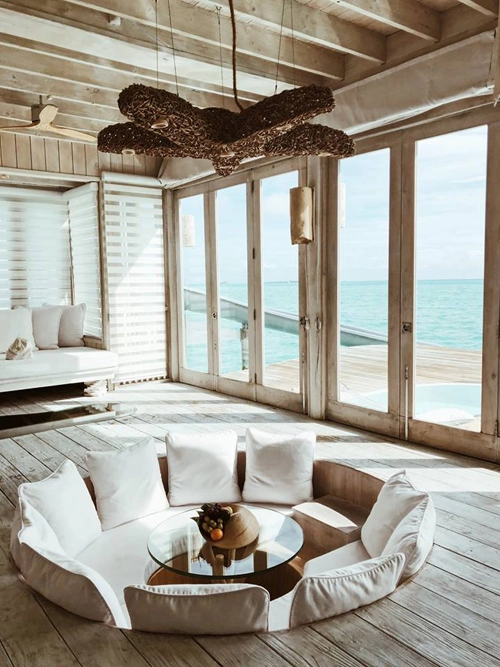 Trong khu villa, nhiều khu vực có lắp kính trong để du khách có thể vừa đi lại ở trên, vừa ngắm nhìn biển xanh và đàn cá bơi tung tăng ở dưới. Trong khu villa, nhiều khu vực có lắp kính trong để du khách có thể vừa đi lại ở trên, vừa ngắm nhìn biển xanh và đàn cá bơi tung tăng ở dưới.
