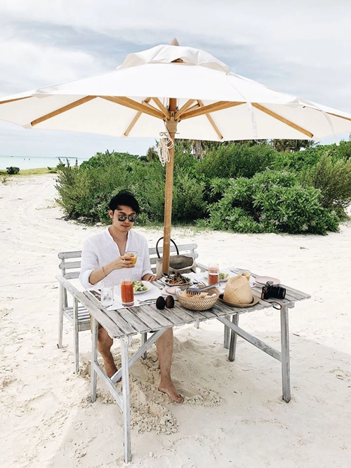 Tuy có nhiều ý kiến khen chê về đồ ăn ở các resort Maldives nhưng theo cảm nhận của Quang Vinh, các nhà hàng ở đây đều sáng tạo ra các món ăn từ món địa phương đến các quốc gia như Maldivian, Peru, Nhật Bản, Mexico, Italy, Ấn Độ hay kể cả chả giò Việt Nam… Đồ ăn thịt cá cập bến mỗi ngày, đặc biệt là rau sạch 100% được trồng tại resort. Khi đặt phòng, resort sẽ email hỏi bạn về các bữa ăn, bạn có thể chọn half board (ăn sáng và tối), hoặc full board (cả 3 bữa), lưu ý nên chọn mua bữa ăn trước nếu không sẽ phải trả từng món rất đắt. Tuy có nhiều ý kiến khen chê về đồ ăn ở các resort Maldives nhưng theo cảm nhận của Quang Vinh, các nhà hàng ở đây đều sáng tạo ra các món ăn từ món địa phương đến các quốc gia như Maldivian, Peru, Nhật Bản, Mexico, Italy, Ấn Độ hay kể cả chả giò Việt Nam… Đồ ăn thịt cá cập bến mỗi ngày, đặc biệt là rau sạch 100% được trồng tại resort. Khi đặt phòng, resort sẽ email hỏi bạn về các bữa ăn, bạn có thể chọn half board (ăn sáng và tối), hoặc full board (cả 3 bữa), lưu ý nên chọn mua bữa ăn trước nếu không sẽ phải trả từng món rất đắt.
