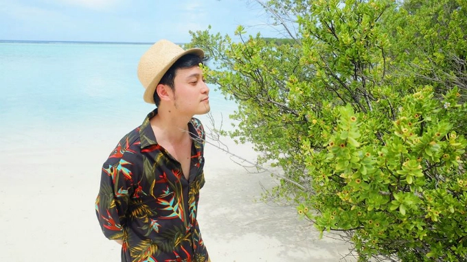 Về vui chơi giải trí, resort có hơn 20 hoạt động và private tour. Do khu nghỉ nằm giữa Ấn Độ Dương nên bạn không thể đi đâu khác mà phải sinh hoạt vui chơi ngay trên resort trong suốt thời gian nghỉ dưỡng. Các hoạt động này sẽ có giá riêng từng tiết mục, bạn có thể chọn những hoạt động phù hợp với mình. Ở đây, ngoài giá niêm yết sẽ thêm 12% thuế VAT, 10% phí phục vụ, 3% phí bảo vệ môi trườn. Nước lọc sẽ phải trả phí 50 USD/ngày/villa. Về vui chơi giải trí, resort có hơn 20 hoạt động và private tour. Do khu nghỉ nằm giữa Ấn Độ Dương nên bạn không thể đi đâu khác mà phải sinh hoạt vui chơi ngay trên resort trong suốt thời gian nghỉ dưỡng. Các hoạt động này sẽ có giá riêng từng tiết mục, bạn có thể chọn những hoạt động phù hợp với mình. Ở đây, ngoài giá niêm yết sẽ thêm 12% thuế VAT, 10% phí phục vụ, 3% phí bảo vệ môi trườn. Nước lọc sẽ phải trả phí 50 USD/ngày/villa.