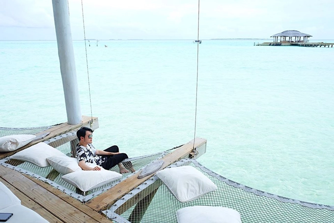 Giá phòng sẽ thay đổi tuỳ theo mùa, trả trước 100% trước khi đến resort. Quang Vinh lựa chọn bay từ TP HCM transit ở Singapore rồi bay tiếp 5 tiếng đến Male City, sau đó ngủ lại một đêm để sáng resort đón bằng thuỷ phi cơ. Sân bay sẽ có phòng lounge riêng của resort để bạn chờ lên máy bay. Sau đó, du khách bay thuỷ phi cơ khoảng một tiếng sẽ đến Soneva, giá vé khứ hồi khoảng 500USD/người, tuỳ theo thời điểm, giá này do hãng hàng không quốc gia Maldives quy định. Giá phòng sẽ thay đổi tuỳ theo mùa, trả trước 100% trước khi đến resort. Quang Vinh lựa chọn bay từ TP HCM transit ở Singapore rồi bay tiếp 5 tiếng đến Male City, sau đó ngủ lại một đêm để sáng resort đón bằng thuỷ phi cơ. Sân bay sẽ có phòng lounge riêng của resort để bạn chờ lên máy bay. Sau đó, du khách bay thuỷ phi cơ khoảng một tiếng sẽ đến Soneva, giá vé khứ hồi khoảng 500USD/người, tuỳ theo thời điểm, giá này do hãng hàng không quốc gia Maldives quy định.