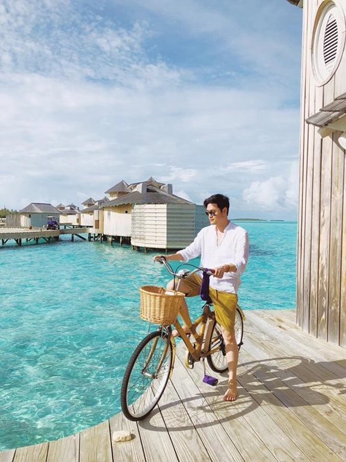 "Biển ở đây sao lại xanh thế, cát sao trắng mịn thế, Vinh chưa bao giờ đi đâu mà biển đẹp trong xanh, sạch sẽ thế này! Tại đây còn có 2 chiếc xe đạp làm bằng ống tre để trước cửa để sau khi tắm biển thoả thích. Mình có thể đạp vô đất liền, tắm tiếp trên bãi biển cát trắng dài với hàng cọ xanh, chán bãi lớn rồi mình đạp tiếp sâu vào rừng. Lúc này, Vinh lại vô tình sẽ khám phá ra một bãi riêng khác, xung quanh đảo đều là biển mà, bạn tắm ở đâu cũng được", ca sĩ Quang Vinh chia sẻ. "Biển ở đây sao lại xanh thế, cát sao trắng mịn thế, Vinh chưa bao giờ đi đâu mà biển đẹp trong xanh, sạch sẽ thế này! Tại đây còn có 2 chiếc xe đạp làm bằng ống tre để trước cửa để sau khi tắm biển thoả thích. Mình có thể đạp vô đất liền, tắm tiếp trên bãi biển cát trắng dài với hàng cọ xanh, chán bãi lớn rồi mình đạp tiếp sâu vào rừng. Lúc này, Vinh lại vô tình sẽ khám phá ra một bãi riêng khác, xung quanh đảo đều là biển mà, bạn tắm ở đâu cũng được", ca sĩ Quang Vinh chia sẻ.