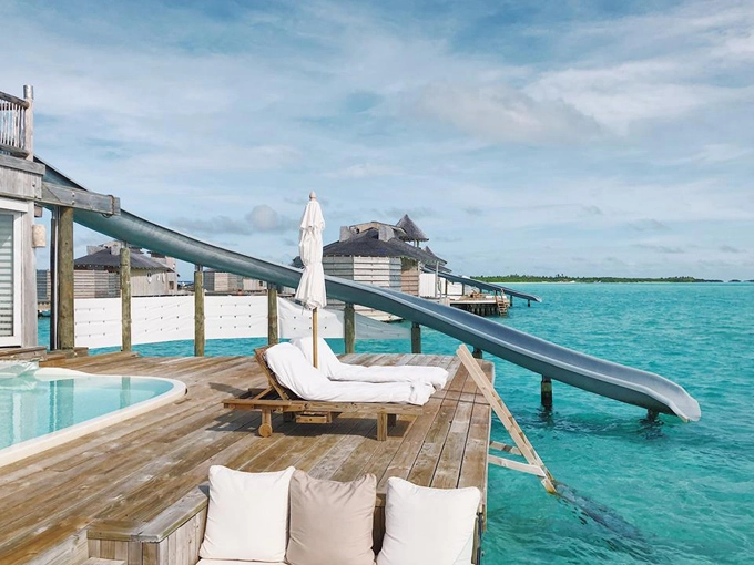 Quang Vinh lựa chọn Sunset Water Villa with Slide. Đó là căn villa 2 tầng, hồ bơi đối diện giường ngủ có hệ thống lọc tia UV. Khi ngắm biển chán, bạn có thể bấm nút bật cho mái nhà mở ra, ban ngày có thể ngắm mây còn buổi tối có thể ngắm sao. Đặc biệt, khu villa có cây cầu trượt huyền thoại dẫn thẳng ra biển, nơi nam ca sĩ có thể bơi tới chiếc võng sống ảo giữa biển xa. Quang Vinh lựa chọn Sunset Water Villa with Slide. Đó là căn villa 2 tầng, hồ bơi đối diện giường ngủ có hệ thống lọc tia UV. Khi ngắm biển chán, bạn có thể bấm nút bật cho mái nhà mở ra, ban ngày có thể ngắm mây còn buổi tối có thể ngắm sao. Đặc biệt, khu villa có cây cầu trượt huyền thoại dẫn thẳng ra biển, nơi nam ca sĩ có thể bơi tới chiếc võng sống ảo giữa biển xa.