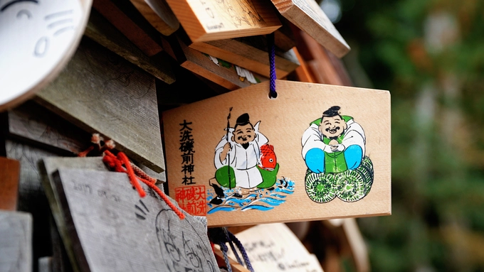 Ngôi đền còn là nơi thờ một hình tượng Anime nổi tiếng ở Nhật Bản cách đây 7 năm, bởi thành phố Ibaraki là nơi xuất thân của nhân vật này. Học sinh trên cả nước thường xuyên tới đây tổ chức các sự kiện.