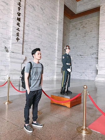 Ghé chùa Long Sơn - Khu tưởng niệm Tưởng Giới Thạch Chùa Long Sơn được xây dựng vào năm Càn Long thứ 3 đời nhà Thanh, sau nhiều lần trùng tu cải tạo đến nay vẫn giữ được nét cổ kính, tọa lạc ở khu vực phồn hoa buôn bán bậc nhất Đài Bắc vào cuối thế kỷ 20. Khu tưởng niệm Tưởng Giới Thạch là khu ghi nhớ công ơn người đã khai sinh đặt nền móng đầu tiên cho Đài Loan. Xung quanh có trung tâm hoà nhạc quốc gia, thư viện, khu triển lãm, cửa hàng lưu niêm, vườn hoa mang phong cách Trung Hoa. Nơi này mở cửa các ngày trong tuần và không mất vé. Ghé chùa Long Sơn - Khu tưởng niệm Tưởng Giới Thạch Chùa Long Sơn được xây dựng vào năm Càn Long thứ 3 đời nhà Thanh, sau nhiều lần trùng tu cải tạo đến nay vẫn giữ được nét cổ kính, tọa lạc ở khu vực phồn hoa buôn bán bậc nhất Đài Bắc vào cuối thế kỷ 20. Khu tưởng niệm Tưởng Giới Thạch là khu ghi nhớ công ơn người đã khai sinh đặt nền móng đầu tiên cho Đài Loan. Xung quanh có trung tâm hoà nhạc quốc gia, thư viện, khu triển lãm, cửa hàng lưu niêm, vườn hoa mang phong cách Trung Hoa. Nơi này mở cửa các ngày trong tuần và không mất vé.