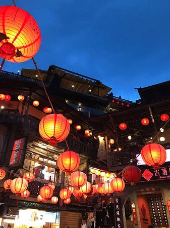 Thưởng trà A Mei Tea House nổi tiếng bởi lầu trà với dàn lồng đèn đỏ thắp sáng suốt cả ngày. Tầng 2 ở đây có tầm nhìn thơ mộng, bao quát hết cả một khu phố nhỏ nhộn nhịp bên dưới. Du khách có thể yên tĩnh nhâm nhi chút hương trà, ngắm biển, ngắm bình yên trôi qua. Thưởng trà A Mei Tea House nổi tiếng bởi lầu trà với dàn lồng đèn đỏ thắp sáng suốt cả ngày. Tầng 2 ở đây có tầm nhìn thơ mộng, bao quát hết cả một khu phố nhỏ nhộn nhịp bên dưới. Du khách có thể yên tĩnh nhâm nhi chút hương trà, ngắm biển, ngắm bình yên trôi qua.