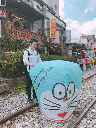 Thả đèn trời Du khách có thể tham gia phong tục thả đèn trời, viết lên những mong ước, ý niệm cho bản thân, cho những người xung quanh với 115.000 - 150.000 đồng, tuỳ loại đèn. Khu vực lý tưởng để làm việc này là Thập Phần, nơi có lễ hội thả đèn trời lớn nhất trong năm vào Tết Nguyên tiêu. Thả đèn trời Du khách có thể tham gia phong tục thả đèn trời, viết lên những mong ước, ý niệm cho bản thân, cho những người xung quanh với 115.000 - 150.000 đồng, tuỳ loại đèn. Khu vực lý tưởng để làm việc này là Thập Phần, nơi có lễ hội thả đèn trời lớn nhất trong năm vào Tết Nguyên tiêu.