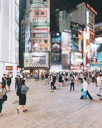 Mua sắm Taipei 101 từng nhiều năm được công nhận là tòa nhà cao nhất thế giới và đạt được nhiều giải thưởng về thiết kế trong nước cũng như quốc tế. Bạn có thể đến tham quan và thưởng thức món tiểu long bao nức tiếng ở cửa hàng Đỉnh Thái Phong nằm ngay dưới chân tòa nhà. Ngoài ra, bạn còn được thoả sức mua sắm với hàng loạt các trung tâm mua sắm có cầu thang bộ trên không nối liền với rất nhiều thương hiệu nổi tiếng. Mua sắm Taipei 101 từng nhiều năm được công nhận là tòa nhà cao nhất thế giới và đạt được nhiều giải thưởng về thiết kế trong nước cũng như quốc tế. Bạn có thể đến tham quan và thưởng thức món tiểu long bao nức tiếng ở cửa hàng Đỉnh Thái Phong nằm ngay dưới chân tòa nhà. Ngoài ra, bạn còn được thoả sức mua sắm với hàng loạt các trung tâm mua sắm có cầu thang bộ trên không nối liền với rất nhiều thương hiệu nổi tiếng.
