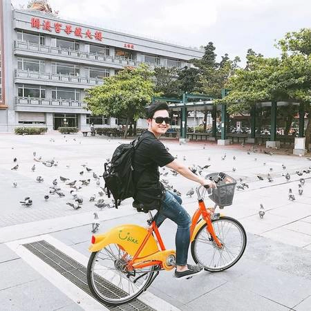 Đi Ubike Đây là phương tiện xe đạp công cộng phổ biến nhất Đài Loan. Bạn sẽ phải trả 5 đài tệ (3.500 đồng) cho 30 phút đầu, 10 đài tệ cho 30 phút tiếp theo. Trước khi sử dụng bạn phải có số điện thoại tại Đài Loan và đăng ký tại các kiost gửi trả xe (có phục vụ tiếng Anh), hoặc tải các app ubike để theo dõi các khu vực có ubike xung quanh, tiện cho việc đổi trả xe. Đi Ubike Đây là phương tiện xe đạp công cộng phổ biến nhất Đài Loan. Bạn sẽ phải trả 5 đài tệ (3.500 đồng) cho 30 phút đầu, 10 đài tệ cho 30 phút tiếp theo. Trước khi sử dụng bạn phải có số điện thoại tại Đài Loan và đăng ký tại các kiost gửi trả xe (có phục vụ tiếng Anh), hoặc tải các app ubike để theo dõi các khu vực có ubike xung quanh, tiện cho việc đổi trả xe.