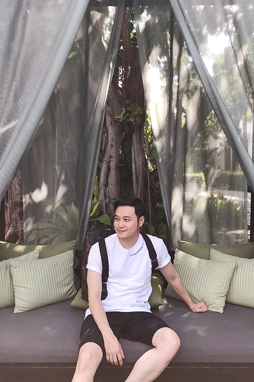 Hoàng tử sơn ca Quang Vinh vừa có chuyến du lịch đến Chiang Mai, nằm ở phía bắc Thái Lan. Nhờ địa hình cao, núi đồi bao quanh, khí hậu ở Chiang Mai mát hơn hẳn so với các vùng khác của đất nước. Từ Việt Nam, du khách có thể bay thẳng từ Hà Nội đến Chiang Mai, khoảng 2 tiếng, do hãng Bangkok Airways vừa khai thác. Hoàng tử sơn ca Quang Vinh vừa có chuyến du lịch đến Chiang Mai, nằm ở phía bắc Thái Lan. Nhờ địa hình cao, núi đồi bao quanh, khí hậu ở Chiang Mai mát hơn hẳn so với các vùng khác của đất nước. Từ Việt Nam, du khách có thể bay thẳng từ Hà Nội đến Chiang Mai, khoảng 2 tiếng, do hãng Bangkok Airways vừa khai thác.