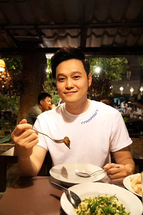 Không riêng gì Chiang Mai, khi lần đầu đặt chân đến một vùng đất nào đó, hoàng tử sơn ca luôn thích thú khám phá những món ăn ngon, đặc trưng cho ẩm thực của địa phương đó. Quang Vinh kể lại, kỷ niệm khó quên nhất trong chuyến đi Chiang Mai lần này là lúc ăn canh trứng kiến nấu với rau. Đây là món chỉ có theo mùa và không có nhiều nơi bán món này. Không riêng gì Chiang Mai, khi lần đầu đặt chân đến một vùng đất nào đó, hoàng tử sơn ca luôn thích thú khám phá những món ăn ngon, đặc trưng cho ẩm thực của địa phương đó. Quang Vinh kể lại, kỷ niệm khó quên nhất trong chuyến đi Chiang Mai lần này là lúc ăn canh trứng kiến nấu với rau. Đây là món chỉ có theo mùa và không có nhiều nơi bán món này.