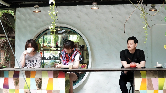 Tiếp theo, điều khiến ca sĩ "đứng ngồi không yên" là khám phá các quán cà phê phong cách tại Chiang Mai. "Trung tâm Chiang Mai không quá lớn nhưng có nhiều quán cà phê đẹp như Barisotel hay Woo Cafe", Vinh chia sẻ. Tiếp theo, điều khiến ca sĩ "đứng ngồi không yên" là khám phá các quán cà phê phong cách tại Chiang Mai. "Trung tâm Chiang Mai không quá lớn nhưng có nhiều quán cà phê đẹp như Barisotel hay Woo Cafe", Vinh chia sẻ.