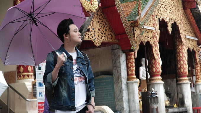 Ghé đồi Doi Suthep trong một chiều mưa, ca sĩ không ngắm được Chiang Mai từ trên cao nhưng đã có một trải nghiệm đáng nhớ khi viếng thăm ngôi chùa cùng tên. Ngôi chùa này nổi tiếng linh thiêng với tuổi đời 632 năm. Chùa nằm trên mực nước biển khoảng 1.000 m. Để lên chùa, du khách có thể chọn đi cáp treo hoặc leo hơn 300 bậc thang. Ghé đồi Doi Suthep trong một chiều mưa, ca sĩ không ngắm được Chiang Mai từ trên cao nhưng đã có một trải nghiệm đáng nhớ khi viếng thăm ngôi chùa cùng tên. Ngôi chùa này nổi tiếng linh thiêng với tuổi đời 632 năm. Chùa nằm trên mực nước biển khoảng 1.000 m. Để lên chùa, du khách có thể chọn đi cáp treo hoặc leo hơn 300 bậc thang.