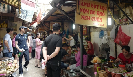 Lối nhỏ chật chội dẫn vào hàng phở tíu. Lối nhỏ chật chội dẫn vào hàng phở tíu.