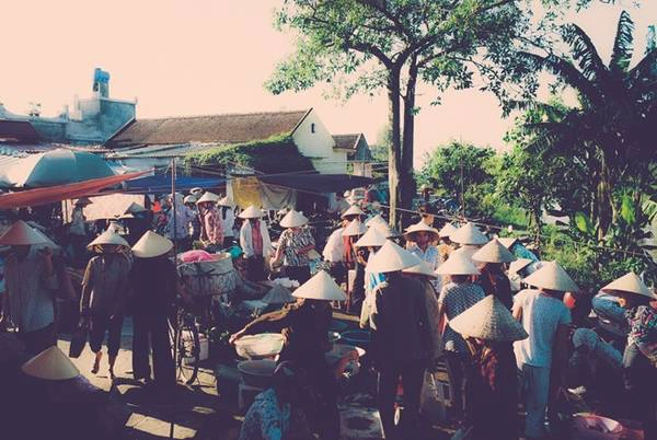 Khu chợ quê ở Kiến Xương. Chợ nhỏ, các mặt hàng cũng rất đơn giản. Khu chợ quê ở Kiến Xương. Chợ nhỏ, các mặt hàng cũng rất đơn giản.