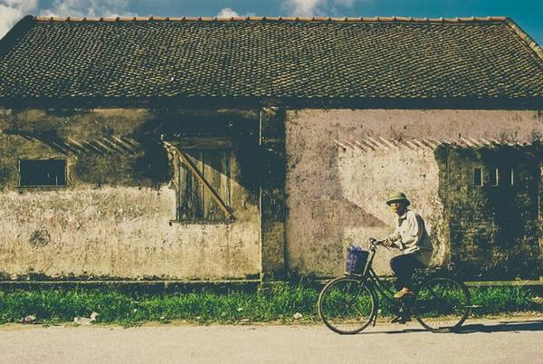 Vào buổi sáng sớm, người lớn sẽ dậy sớm đi đổi gạo lấy bánh cuốn mang về cho cả nhà cùng ăn sáng. Trong ảnh là một người đàn ông đang ra chợ đổi bánh cuốn. Vào buổi sáng sớm, người lớn sẽ dậy sớm đi đổi gạo lấy bánh cuốn mang về cho cả nhà cùng ăn sáng. Trong ảnh là một người đàn ông đang ra chợ đổi bánh cuốn.