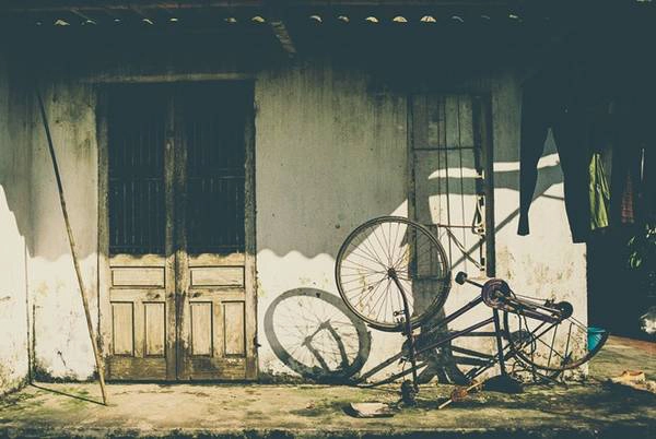 Một ngôi nhà đóng cửa khi cả gia đình đều đã đi làm. Một ngôi nhà đóng cửa khi cả gia đình đều đã đi làm.