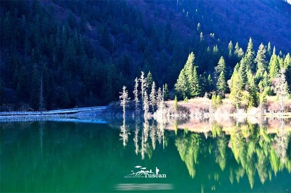 Hồ nước xanh ngắt ở khu vực núi tuyết Đạt Cát.