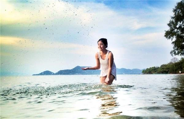 Tắm biển. Du lịch biển đảo mà không tranh thủ vẫy vùng trong làn nước mát thì hơi vô lí đấy. Làn nước xanh, nắng luôn vàng và hàng dừa xanh xào xạc trên cao sẽ đưa bạn đến xứ sở thần tiên ngay lập tức. (Ảnh: Instagram) Tắm biển. Du lịch biển đảo mà không tranh thủ vẫy vùng trong làn nước mát thì hơi vô lí đấy. Làn nước xanh, nắng luôn vàng và hàng dừa xanh xào xạc trên cao sẽ đưa bạn đến xứ sở thần tiên ngay lập tức. (Ảnh: Instagram)
