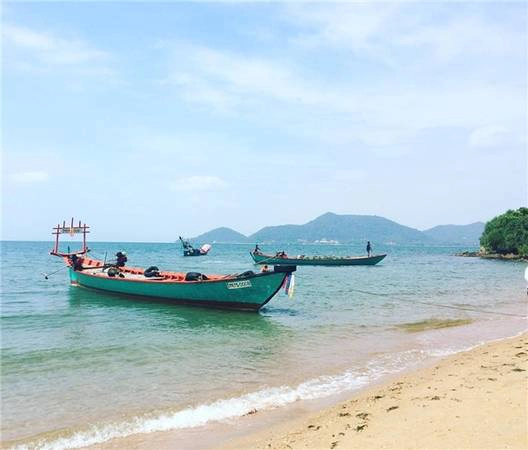 Chèo thuyền hoặc đi tàu đến những hòn đảo nhỏ lân cận. Giá thuê một chiếc tàu nhỏ (có kèm theo bữa ăn trưa) là 7 đô la (khoảng 155.000 đồng). (Ảnh: Instagram) Chèo thuyền hoặc đi tàu đến những hòn đảo nhỏ lân cận. Giá thuê một chiếc tàu nhỏ (có kèm theo bữa ăn trưa) là 7 đô la (khoảng 155.000 đồng). (Ảnh: Instagram)